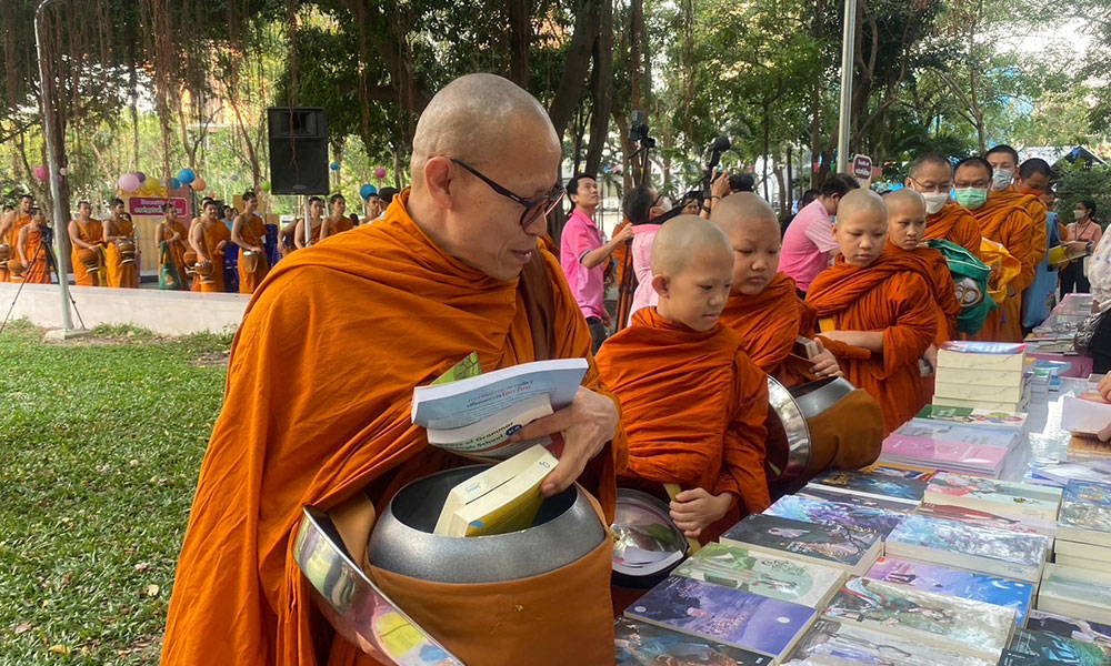 ท้องฟ้าแจ่มใส แสงแดดอ่อนๆอากาศกำลังดีเหมาะกับการทำบุญ